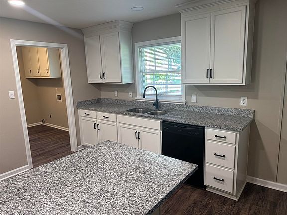 5th image of 2806 Garrett Dr
