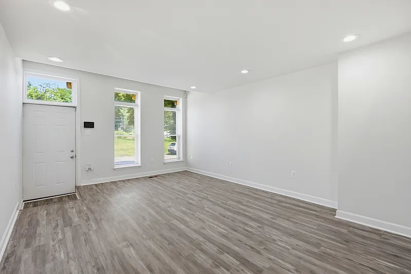 5 bed, 3.0 bath, 2060 sqft, $2,400 — Photo 2