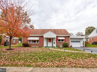 305 S 10th St, Akron, PA 17501