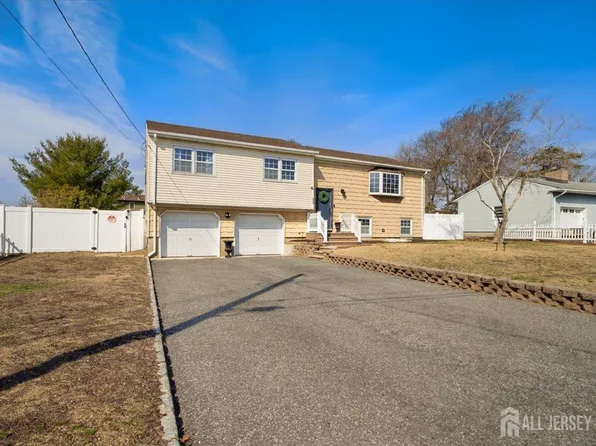 500 Amherst Dr, Brick, NJ 08723