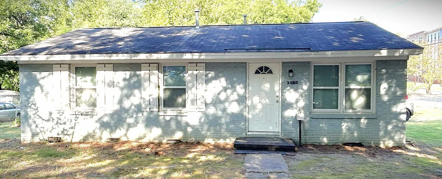 Freshly painted, updated 3 bed, 1 bath Ranch on a fully fenced corner lot, Minutes to Uptown — Photo 2