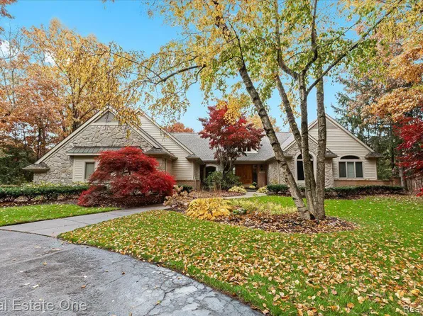 9235 Lakebluff Dr, Clarkston, MI 48348