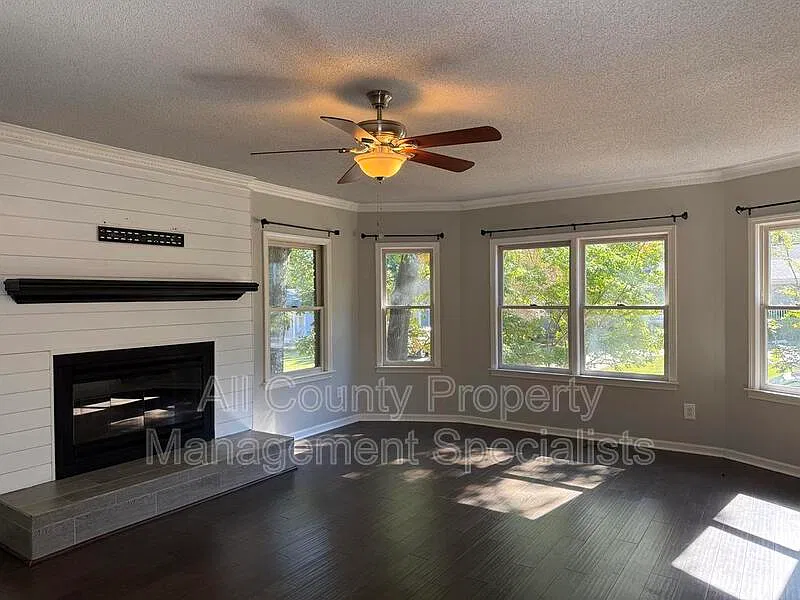 3 bed, 2.0 bath, 1490 sqft, $2,095 — Photo 2