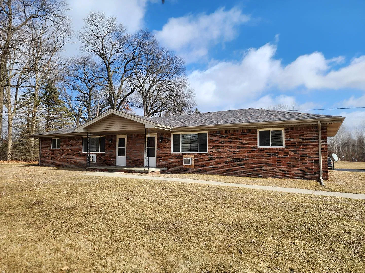 2 bed, 1.0 bath, 945 sqft, $850 — Photo 1