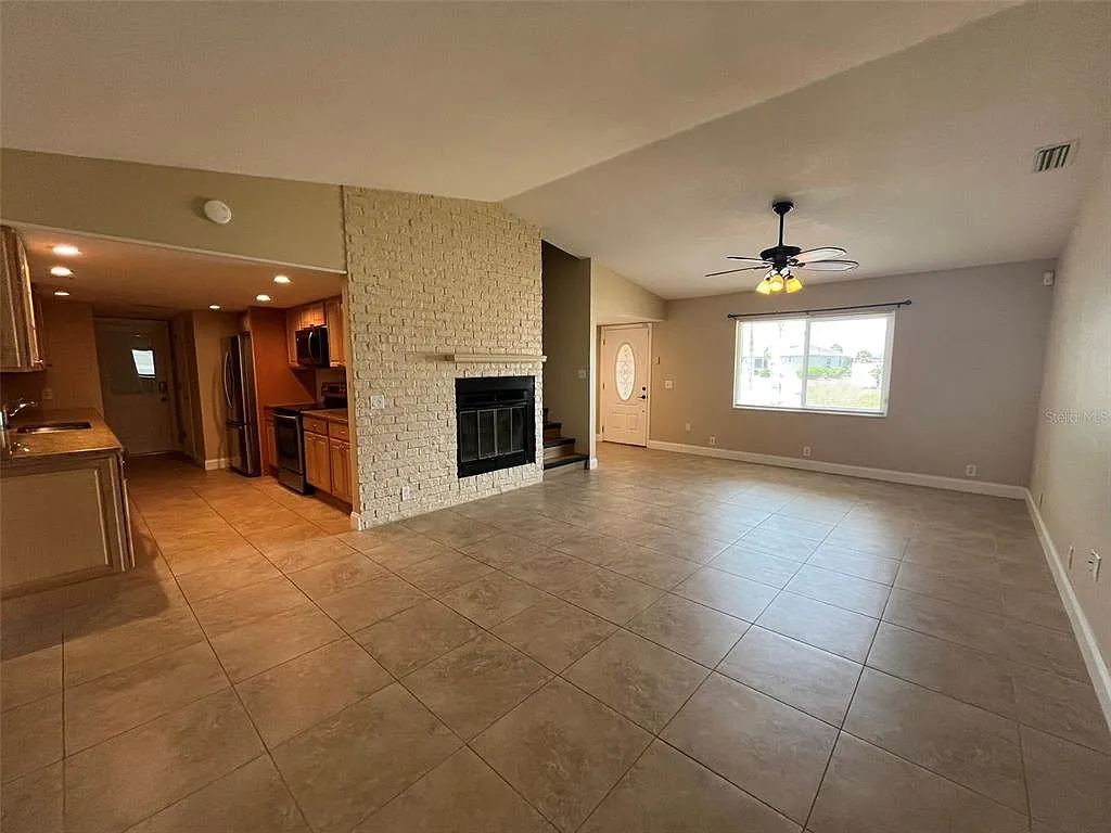 3 bed, 2.0 bath, 2048 sqft, $1,795 — Photo 3