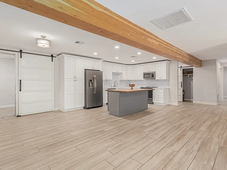 529 E Benjamin Dr — Photo 3