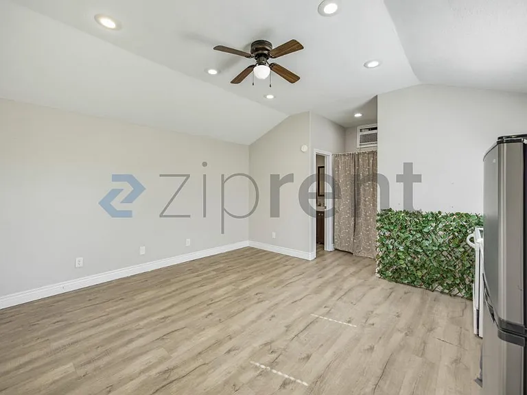 518 E King St — Photo 31