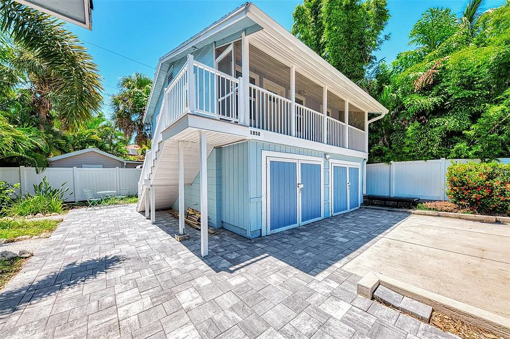 2 bed, 1.0 bath, 1012 sqft, $2,900 — Photo 2