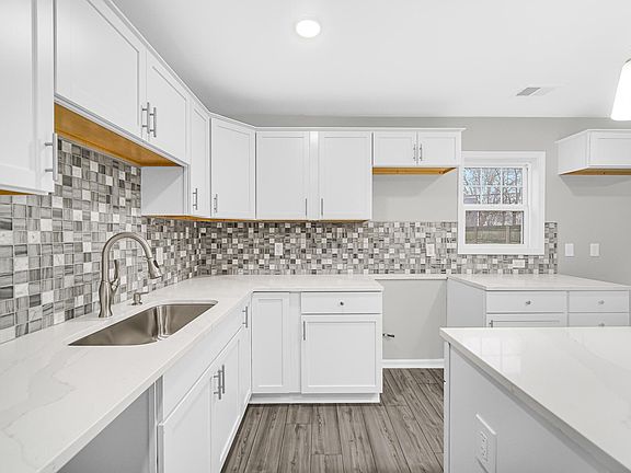 5th image of 2412 Walnut Dr