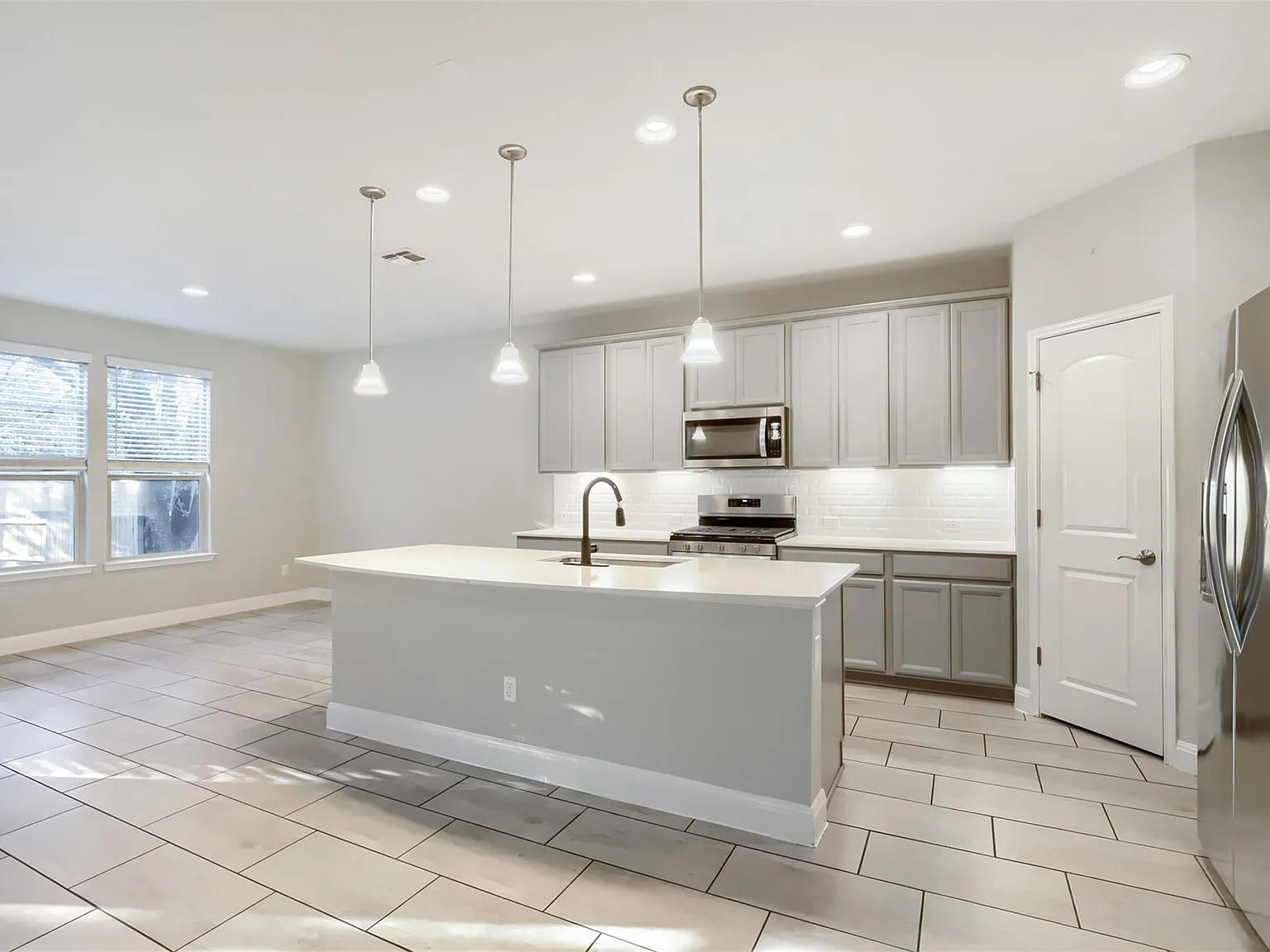 4 bed, 3.0 bath, 2418 sqft, $2,300 — Photo 3
