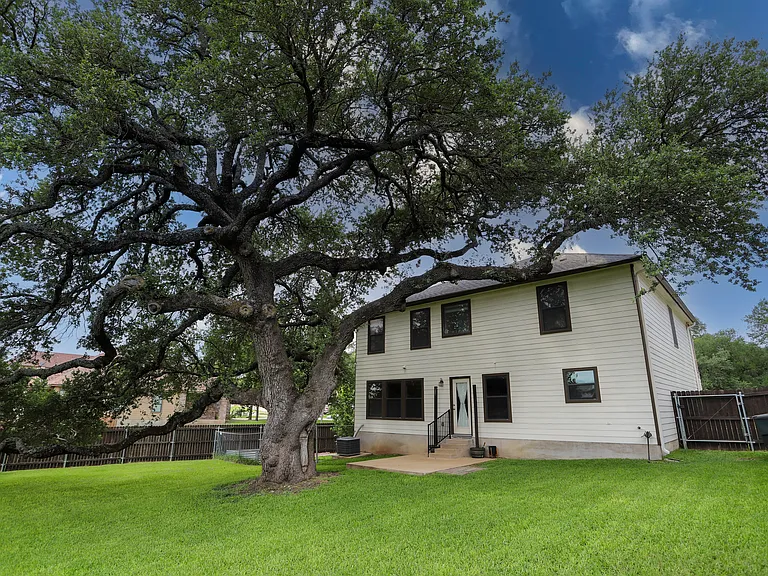 729 Green Pasture Dr — Photo 2