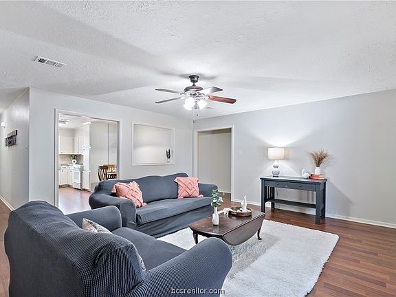 2nd image of 3102 Longleaf Dr