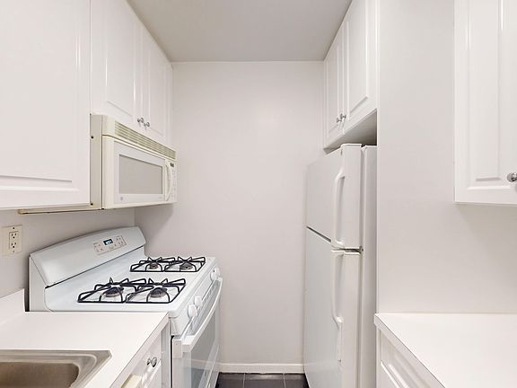 5th image of 365 W 52nd St APT 4C