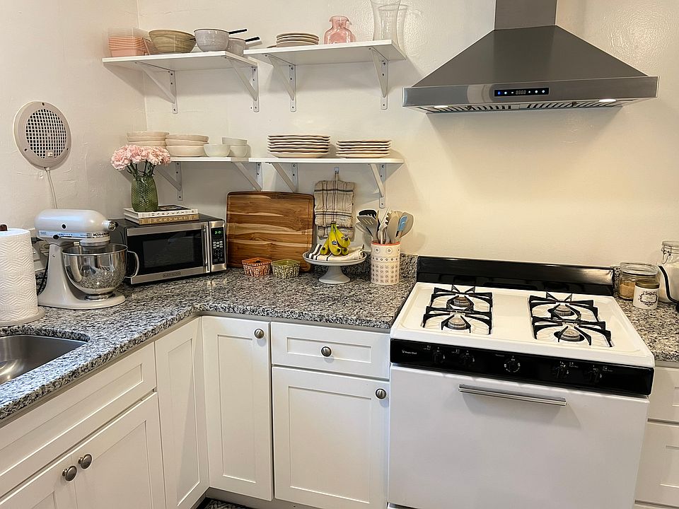 Gas stove and granite counters!