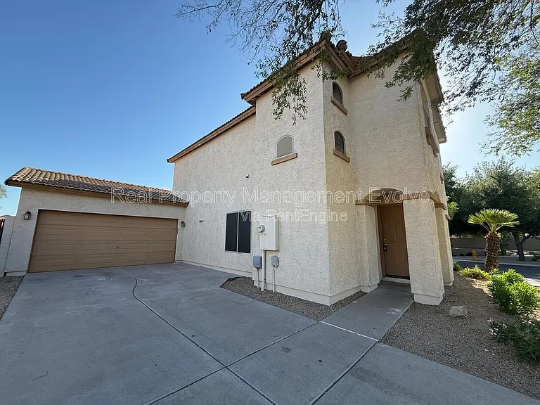 914 E Christine Pl — Photo 3
