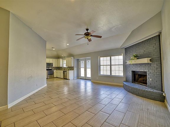 3rd image of 923 Castle Rd