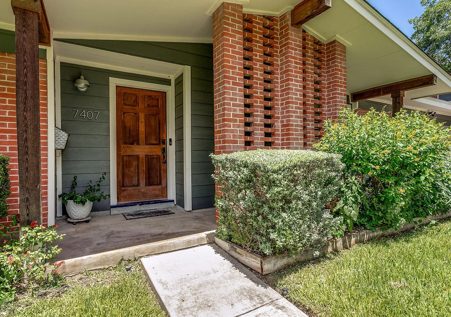Renovated 3-Bedroom In Northwood — Photo 2