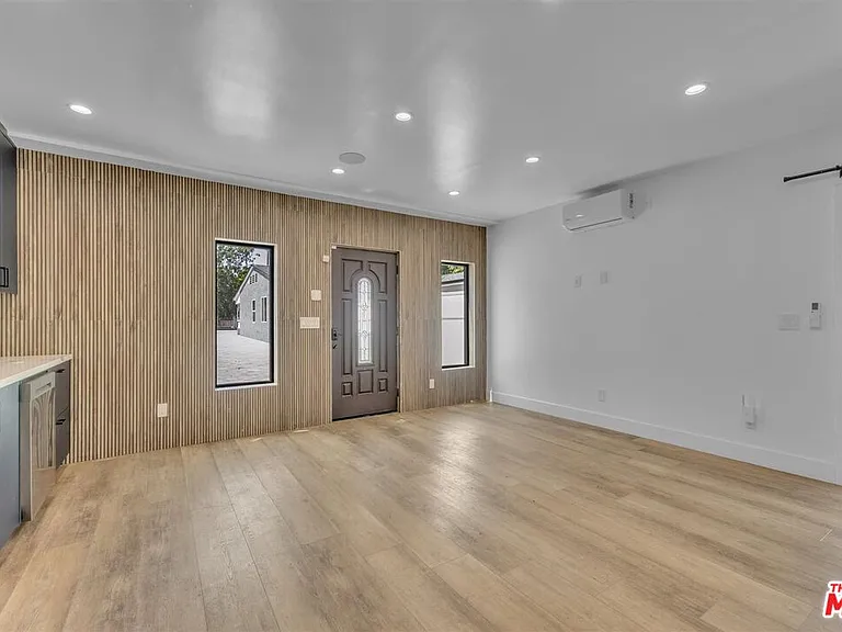 14121 Califa St — Photo 10