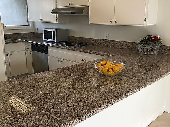 Expansive kitchen!!!