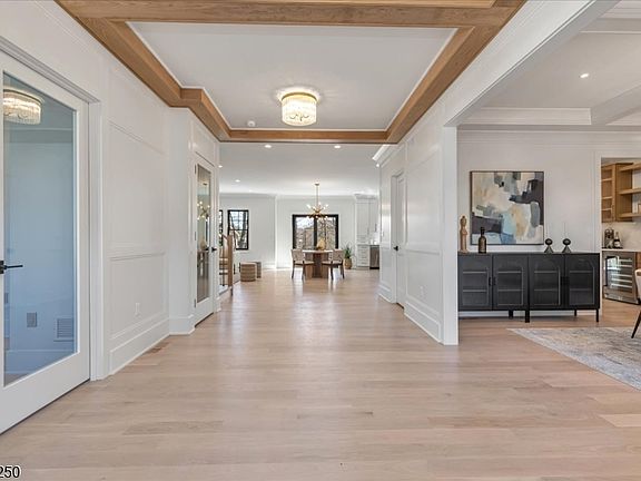 2nd image of 1822 North Gate