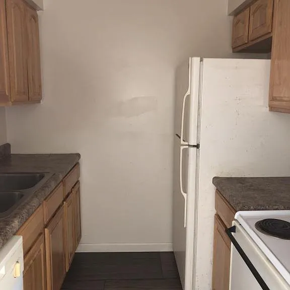344 E Market St — Photo 5