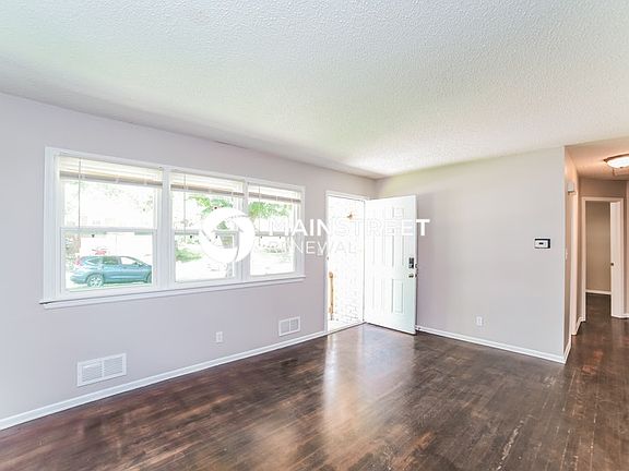 3rd image of 913 SW 14th Ter
