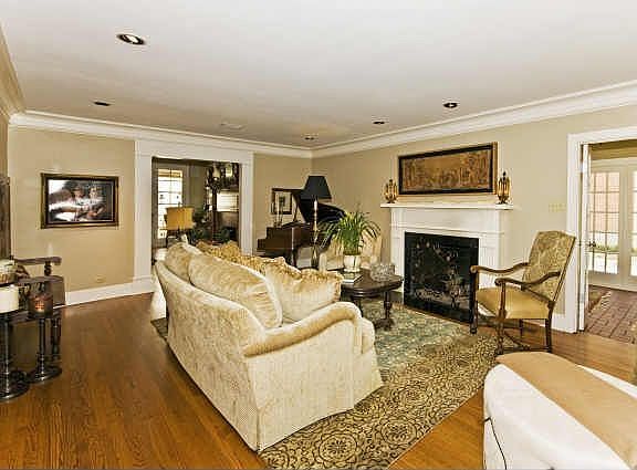 3rd image of 3318 Southwestern Blvd