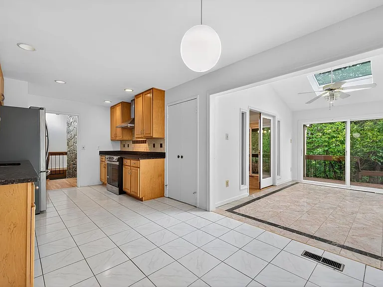 9404 Woodington Dr — Photo 15