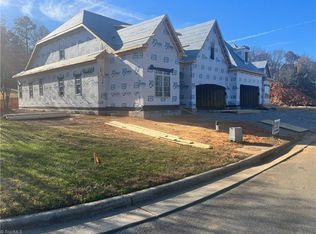 16 Creswell Manor Dr, Greensboro, NC 27407