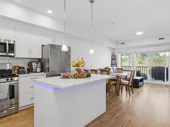 3rd image of 2046 Robson Pl #216