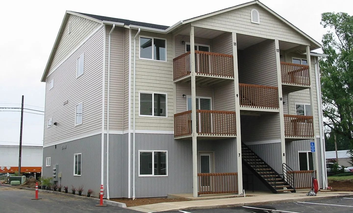 Ellendale Manor Apartments — Photo 3