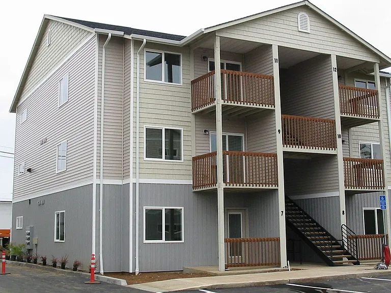 Ellendale Manor Apartments — Photo 3