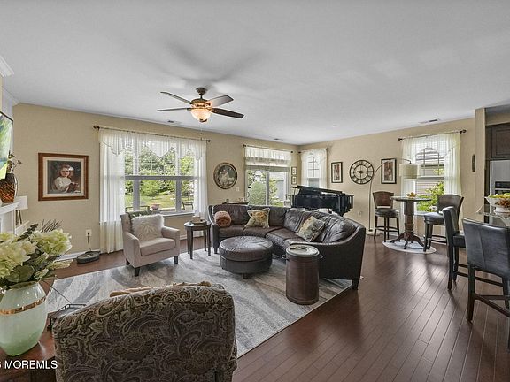 4th image of 194 Wintergreen Drive