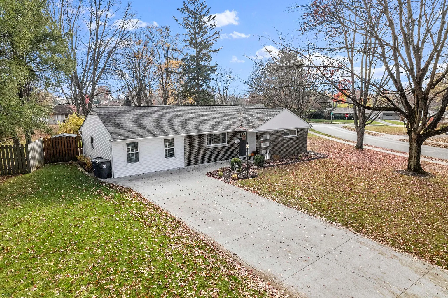 348 Iroquois Park Pl photo 1