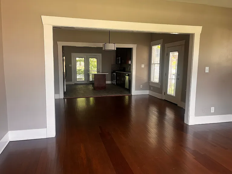 502 E Locust St — Photo 14