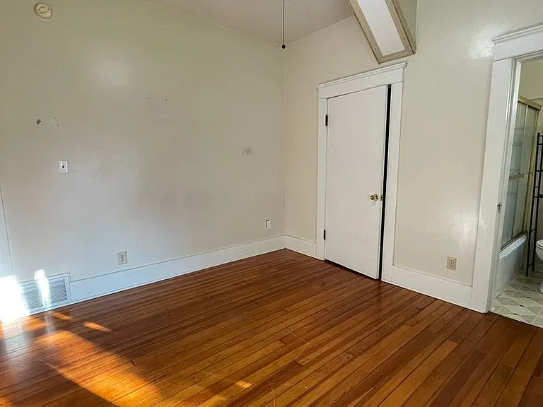 1127 Market St — Photo 10