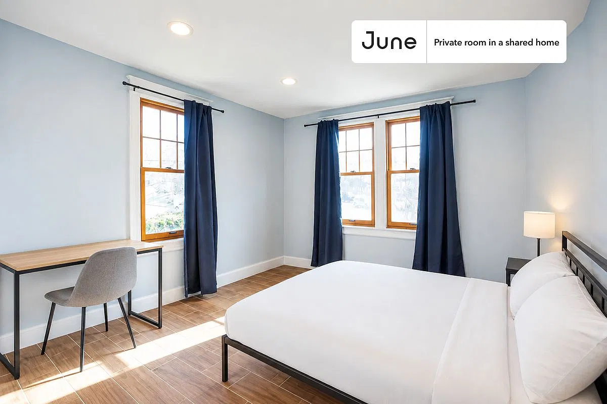 Queen bedroom in 7 bed/6 bath home in Dupont Park #1811 A — Photo 1