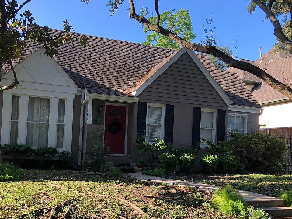 2910 Plumb St, an original cottage in West University Place