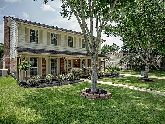 3rd image of 703 Country Club Dr