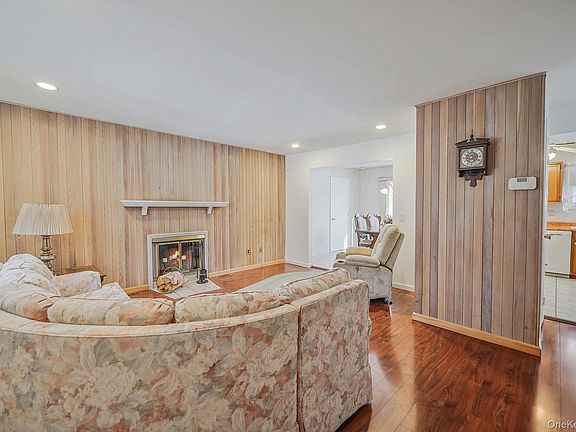 3rd image of 8 Huntington Commons #8