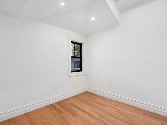 5th image of 715 E 22nd St Floor 1
