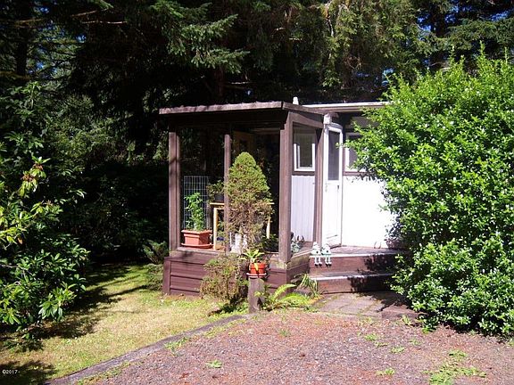 3rd image of 253 N Deer Hill Dr