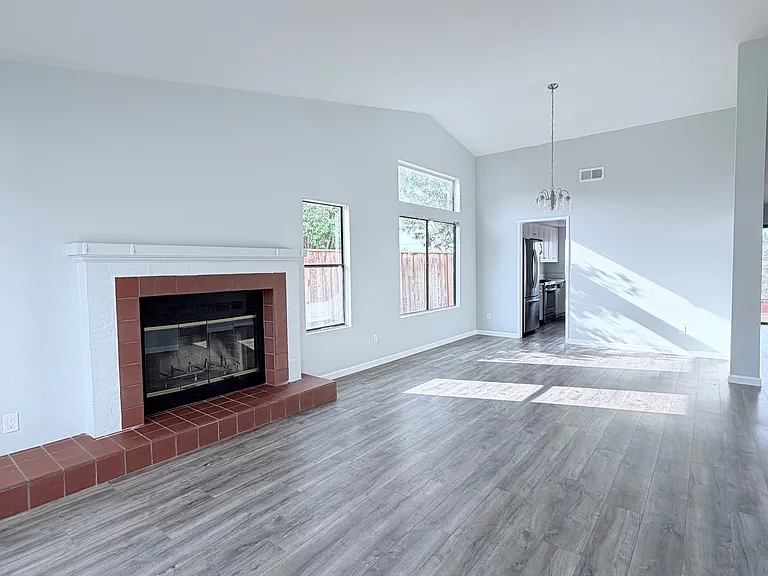 657 Redlands Pl — Photo 4