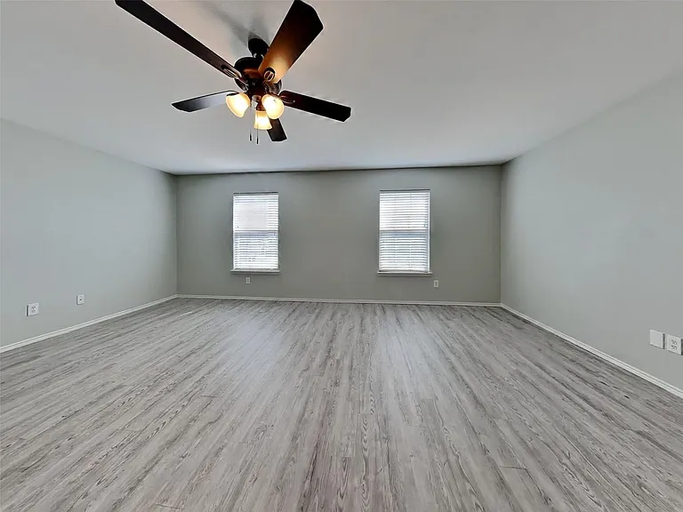 527 Laurel Ln — Photo 11