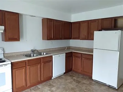 P054 / 2902 Apt 8 - 31 Street - Unit 8 — Photo 3