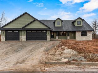 2984 Creekwood Dr, Green Bay, WI 54311