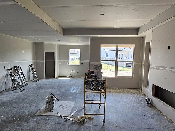 4th image of 728 N Redbud Ave