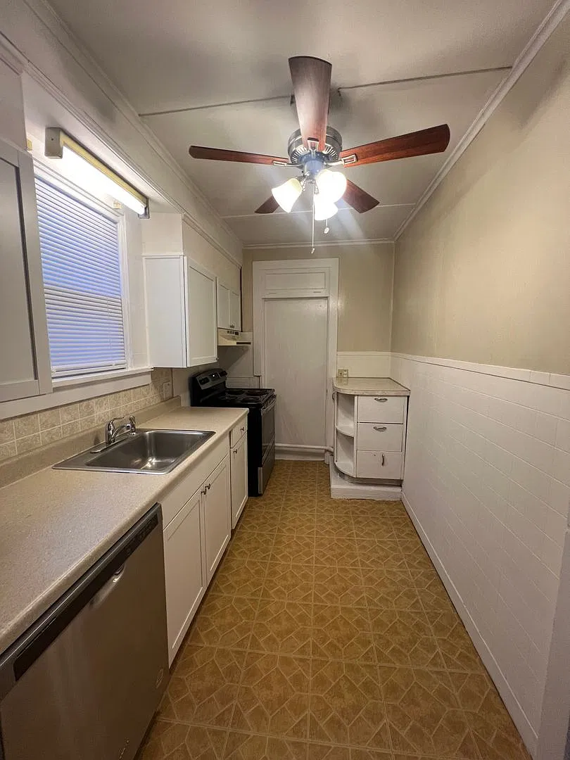 228 S West St — Photo 2