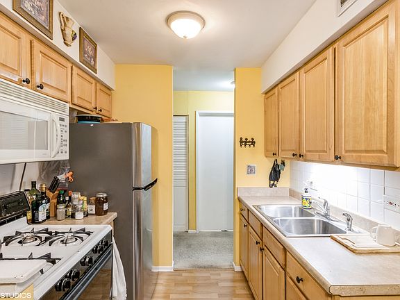 4th image of 1880 Bonnie Ln APT 411