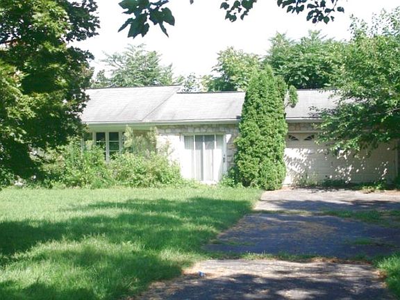 3rd image of 702 Sportsman Ln
